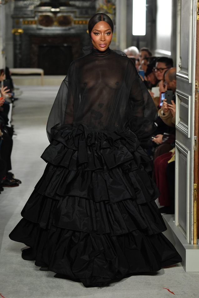 Illustration for article titled Here Comes the Hotstepper: Naomi Campbell Makes a Majestic Return to Valentino's Runway